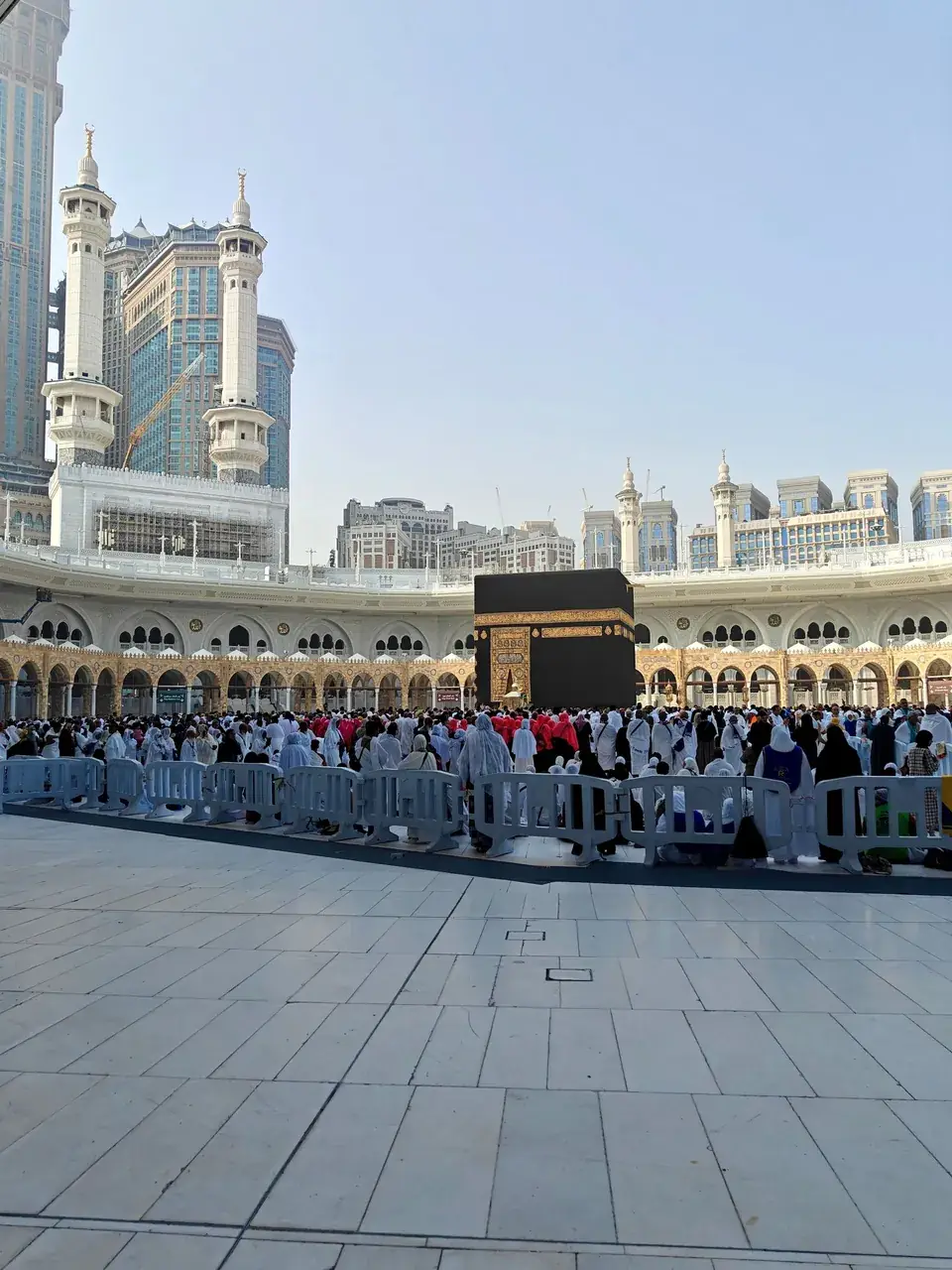 معتمرون أمام الكعبة المشرفة